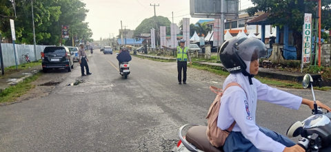 Bentuk Pelayanan  Kepada Masyarakat, Sat Lantas Polres Kaur Gelar Pengaturan Lalin Pagi Hari