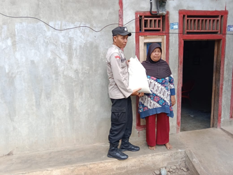 Polsek Padang Guci Salurkan Bantuan Sembako Selasa Berbagi Kepada IRT Desa Datar Lebar 