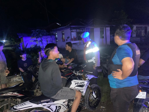 Patroli Rutin, Personel Polsek Kerkap Ajak Masyarakat untuk Jaga Kamtibmas di Wilkum Kerkap