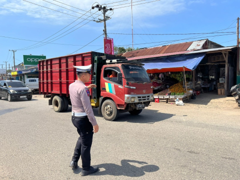 Unit Lantas Polsek Ketahun Lakukan Pelayanan Gatur Lalin Pagi, Antisipasi Kemacetan