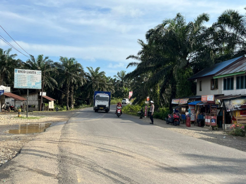 Antisipasi Kemacetan Kendaraan, Polsek Ketahun Laksanakan Gatur Lalin Dijalan Simpang KTM Lagita