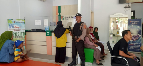 Personel Polsek Ketahun Pengamanan di Bank BPD Capem Ketahun