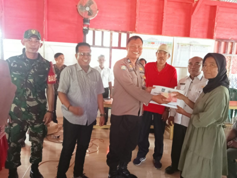 Kanit Binmas Polsek Ketahun Hadiri Penyaluran BLT DD di Desa Bukit Tinggi