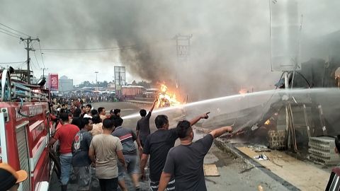 Pasar Terbakar, Polsek Ketahun Terjunkan Personel Padamkan Api