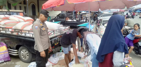 Sambangi Pedagang Beras, Bhabinkamtibmas Polsek Ketahun Berikan Imbauan Kamtibmas
