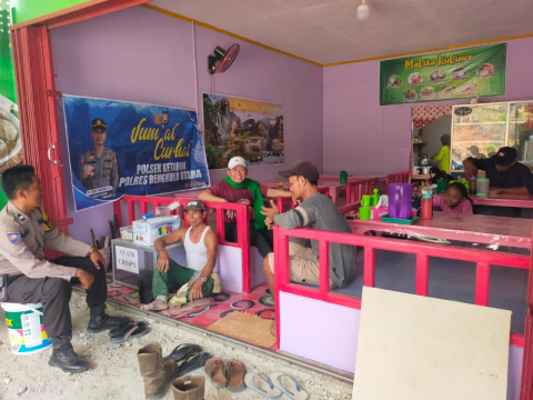 Melalui Jumat Curhat, Bhabinkamtibmas Dengarkan Keluhan Masyarakat di Warung Maika