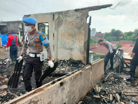 Polsek Ketahun Gotong Royong Bersihkan Puing Sisa Kebakaran Pasar KTM Giri Kencana