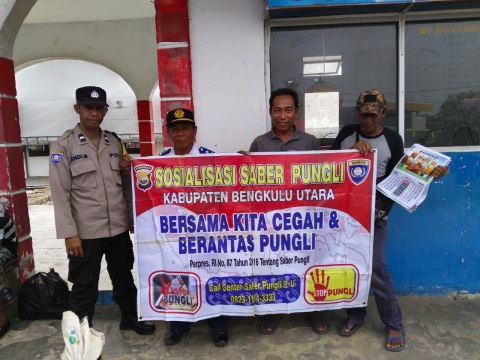Bhabinkamtibmas Sosialisasi Saber pungli Bersama Warga