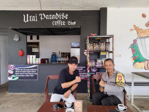 Bhabinkamtibmas Melakukan Patroli Sambang di Kawasan Wisata Pantai Urai Paradise