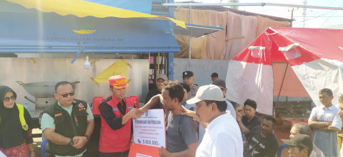 Polsek Ketahun Berikan Bantuan dari BPBD dan Linjamsos kepada Korban Kebakaran