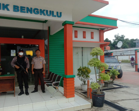Berikan Rasa Aman dan Nyaman Bertransaksi, Personil Polsek Ketahun Pam Bank BPD