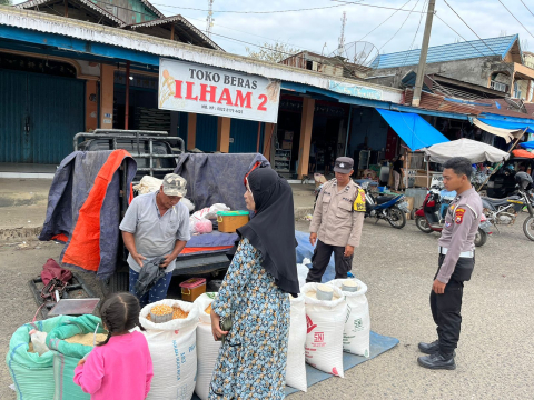 Bhabinkamtibmas Sambang Pedagang Beras, Sampaikan Imbauan Kamtibmas