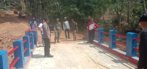 Bhabinkamtibmas Polsek Ketahun Hadiri Sertifikasi Fisik Pembangunan Tahun 2023 Desa Melati Harjo