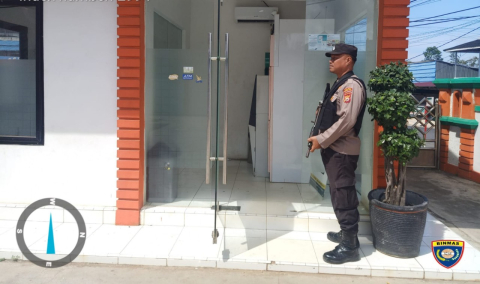 Bentuk Pelayanan Anggota Polri, Personil Polsek Ketahun Melaksanakan Pengamanan Objek Vital di Bank Bengkulu