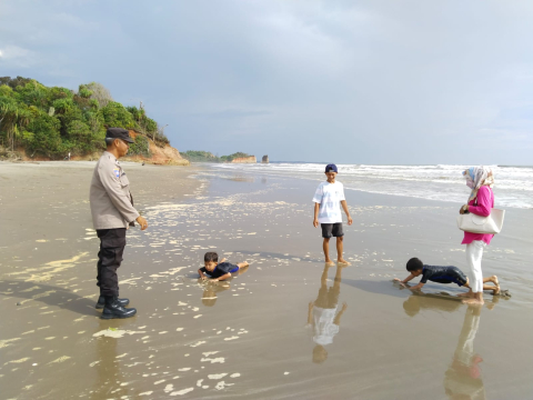 Antisipasi Gangguan Kamtibmas, Polsek Ketahun Giat Pengamanan Objek Wisata Pantai