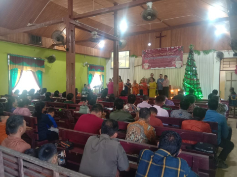 Personel Polsek Air Besi Amankan Ibadah Tahun Baru di Gereja Gekisia Desa Tebing Kandang