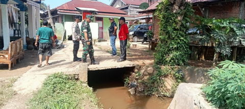 Bhabinkamtibmas Polsek Ketahun dan Tripika Ketahun Monitoring dan Evaluasi Banjir di Perumnas Giri Kencana