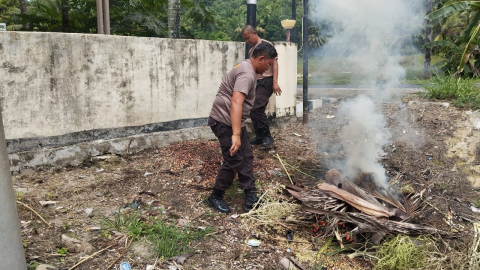 Ciptakan Kenyamanan dan Keindahan, Polsek Kaur Tengah Laksankan Kebersihan Lingkungan Mako  