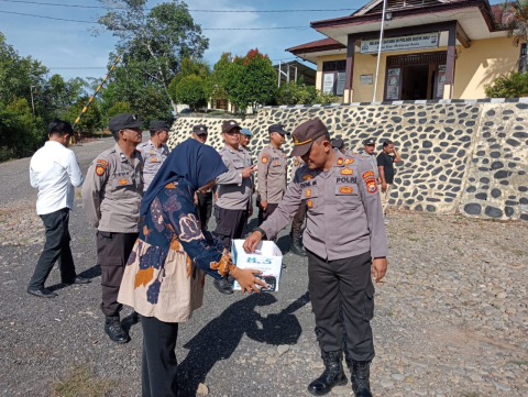Personel Polsek Batik Nau Melaksanakan Senin Beramal