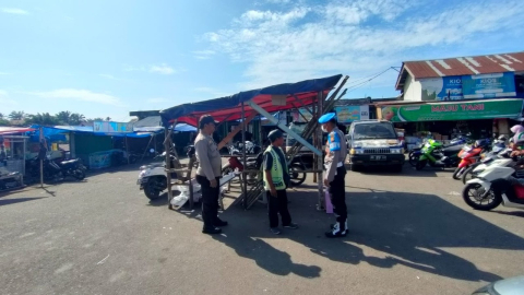 Sambangi Tukang Parkir, Polsek Ketahun Tak Lupa Berikan Imbauan Kamtibmas