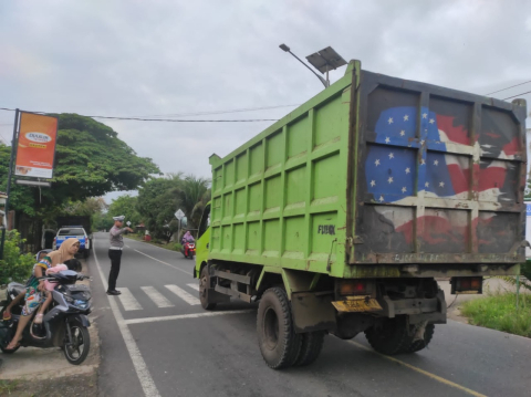 Polsek Ketahun Berikan Pelayanan Bagi Masyarakat Atur Lalu Lintas di Pagi Hari