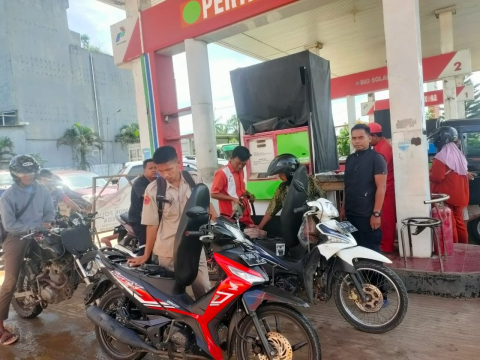Cek Bahan Bakar Minyak di SPBU, Polsek Ketahun Lakukan Patroli Serta Sampaikan Kamtibmas