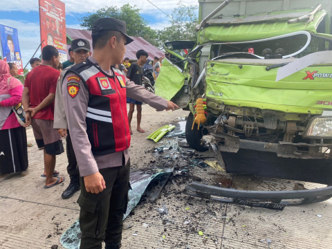 Truck Batu Bara VS Truck Batu Bara Adu Kambing, 1 Orang Luka Berat