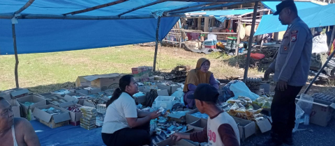Personel Polsek Mura Sahung Monitoring Ketersedian Minyak Goreng 