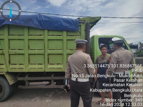 Polsek Ketahun Beri Imbauan Pada Truk Batu Bara Dilarang Lewat Jalur Urai - Bintunan