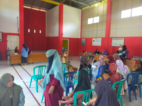 Hadir di Posyandu, Bhabinkamtibmas Polsek Ketahun Berikan Pesan Kamtibmas ke Warga