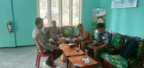 Melalui Cooling System Bhabinkamtibmas Desa Kualalangi Sambangi Ketua BPD, Berikan Imbauan Kamtibmas