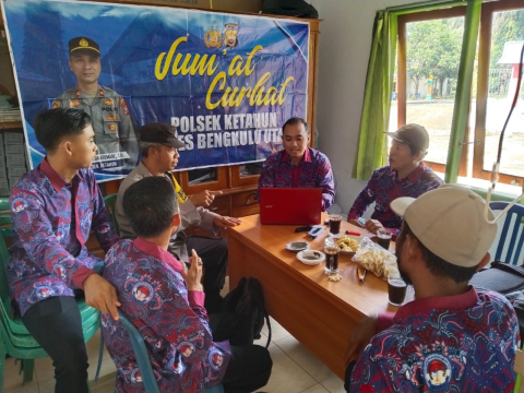 Melalui Program Jumat Curhat, Polsek Ketahun Dengar Keluhan Masyarakat Desa