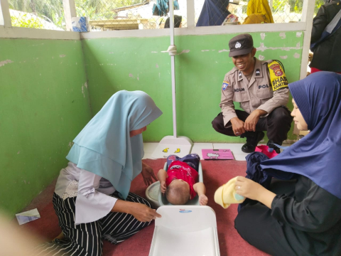 Wujud Kehadiran Polisi, Bhabinkamtibmas Polsek Ketahun Datangi Kegiatan Posyandu Balita