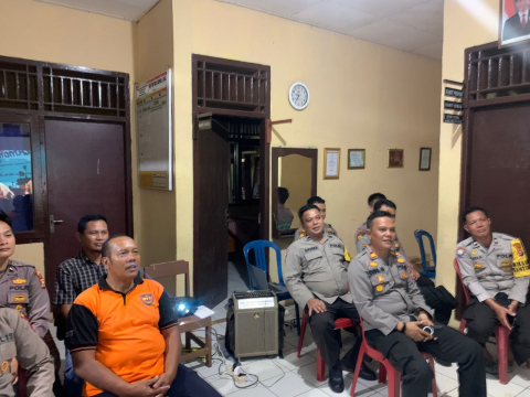 Kapolsek Beserta Anggota Polsek Batik Nau Nonton Bareng Acara Pentas Musik yang Bertajuk Peace Harmony