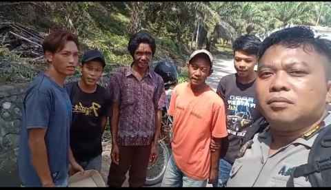 Bhabinkamtibmas Polsek Batik Nau Sosialisasi Saber Pungli ke Jalur Pesisir Kecamatan Batik Nau