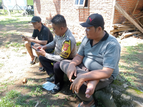 Bhabinkamtibmas Polsek Batik Nau Gencarkan Sosialisasi Aplikasi Polri Super App Bersama Warga 