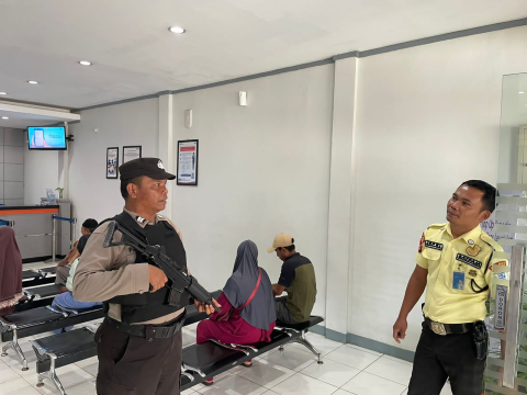 Jamin Keamanan Bertransaksi Anggota Polsek Ketahun Laksanakan Pam Obvit Di Bank BRI