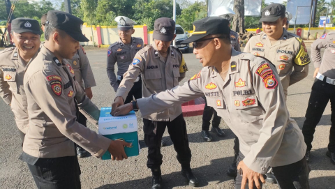 Peduli Masyarakat, Polsek Ketahun Lakukan Gerakan Sedekah Bersama