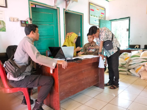 Diawasi Bhabinkamtibmas, Bantuan Beras Cadangan Pangan Pemerintah Dibagikan