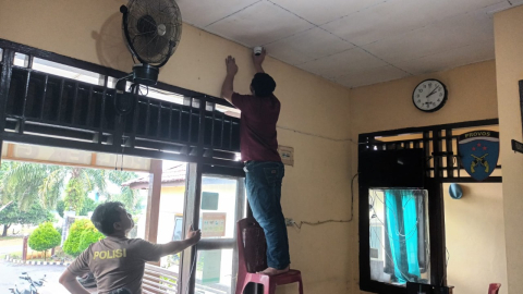 Modernisasi System Keamanan, Polsek Giri Mulya Lakukan Pemasangan CCTV