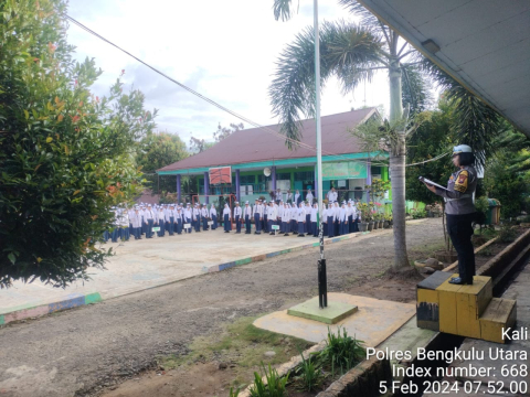 Beri Edukasi Kepada Pelajar, Kasatlantas Jadi Pembina Upacara di MTSN 1 Bengkulu Utara
