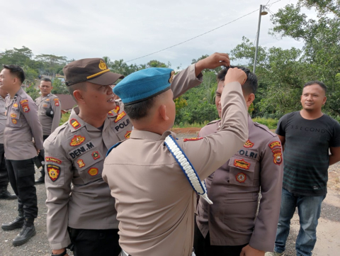 Kapolsek Batik Nau Cek Kerapian dan Sikap Tampang Anggota