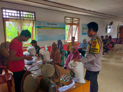 Bhabinkamtibmas Polsek Ketahun Memantau Langsung Kegiatan Pembagian Beras Bulog