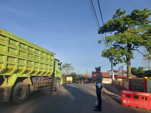 Ciptakan Kenyamanan Masyarakat Dalam Berkendara Polsek Ketahun Laksanakan Morning Traffic Control
