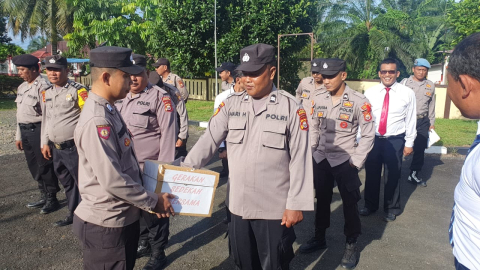 Wujud Polri Peduli, Polsek Giri Mulya Lakukan Kegiatan Gerakan Sedekah Bersama