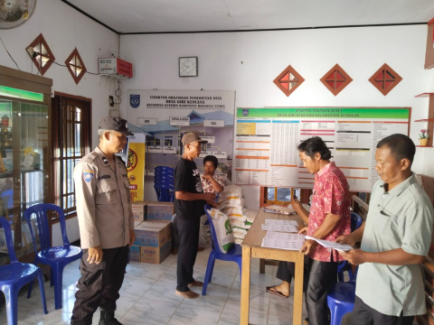 Polisi Pantau Langsung Kegiatan Pembagian Beras Bulog di Desa Giri Kencana