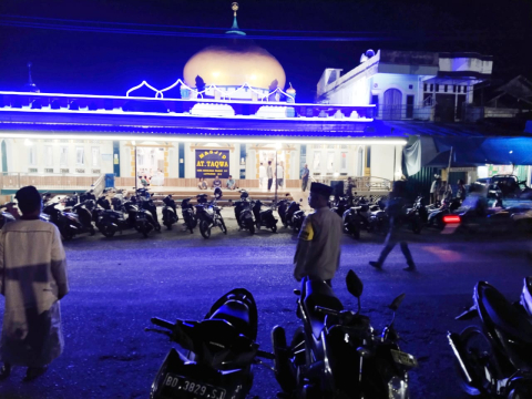 Anggota Polsek Ketahun Lakukan Pengamanan Kegiatan Isra Miraj yang Digelar Warga di Masjid Ataqwa