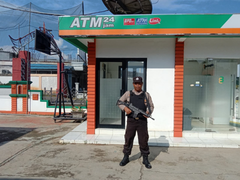 Patroli Objek Vital, Polri Berikan Pelayanan pada Masyarakat Saat Bertransaksi