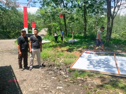 Penertiban Alat Peraga Kampanye di Desa Air Sebayur Berlangsung Aman dan Lancar