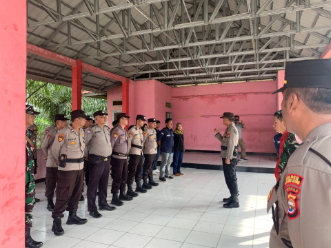 Kapolsek Batik Nau Pimpin Apel Sebelum Pendistribusian Kotak Surat Suara Ke PPS di kecamatan Batik Nau